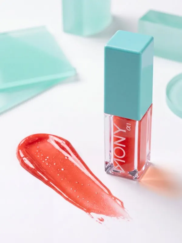Beauty category: lip gloss with a gloss swatch